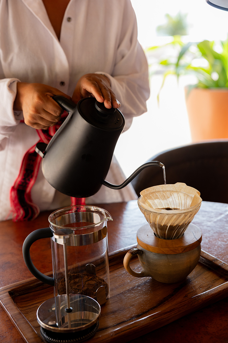 Preparación de café de método en el hotel
