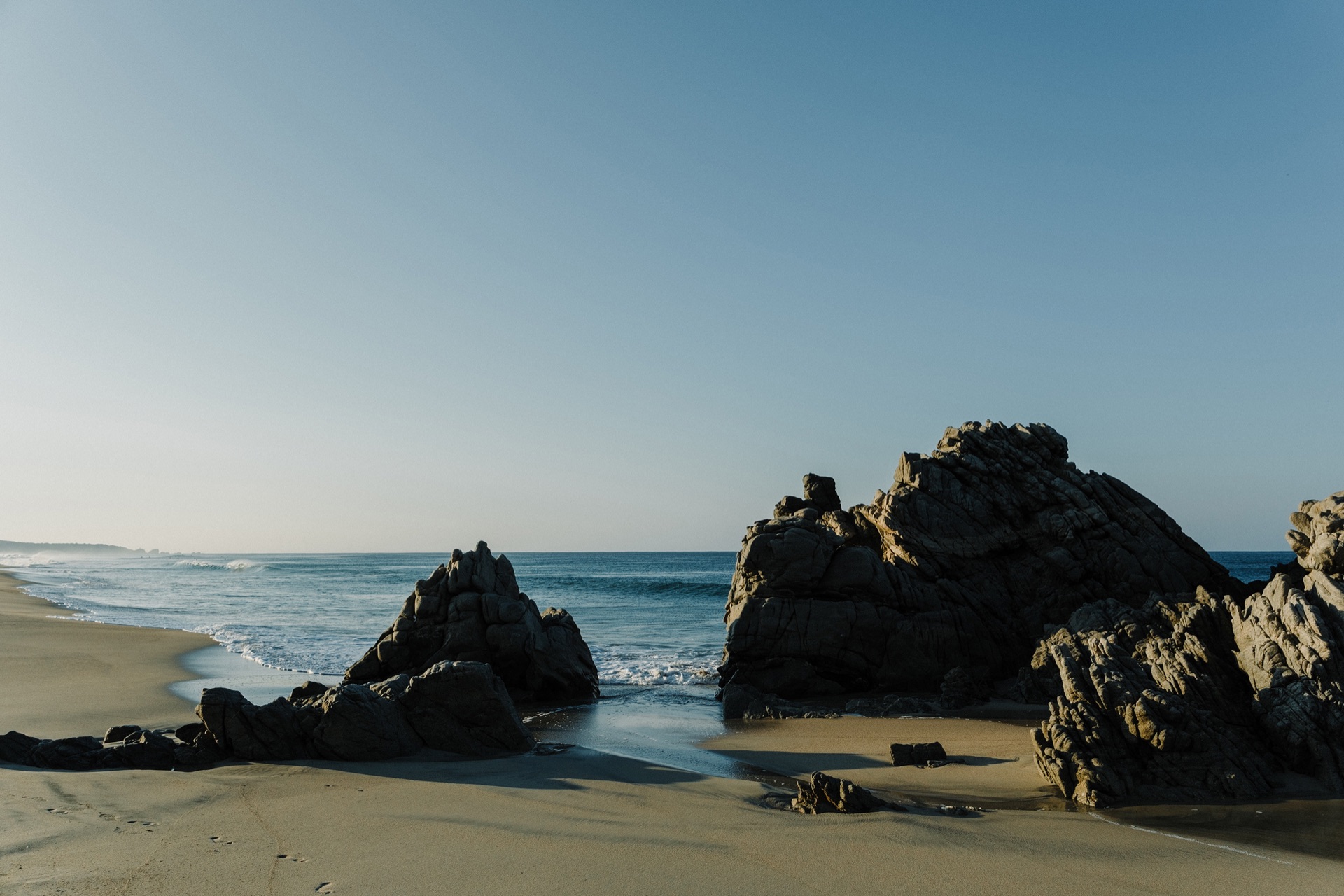 Rocas y olas en la playa de Zicatela, Puerto Escondido
